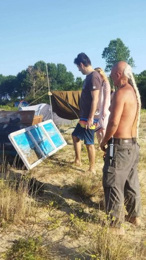 Порасналият корем е виден на фотото в профил от разглеждането на изложбата на художника Дари от премиера и съпругата му Линда насред плажа Корал.