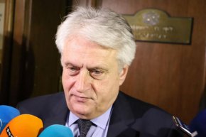 
Няма как само Бойко Рашков да бъде освободен като министър, та да го изберат за председател на КПКОНПИ в рамките на това НС.