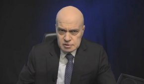 Тази вечер г-жа Нинова разговаря и с Кирил Петков. Същият Кирил Петков, от когото тя сне доверието си след изгонването на руските дипломати. Сне го обаче за 24 часа. После всичко пак беше точно, твърди Слави