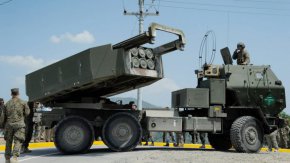 Руското министерство на отбраната съобщава също, че с целенасочен удар са поразени доставените от САЩ гаубици M777 в Украйна