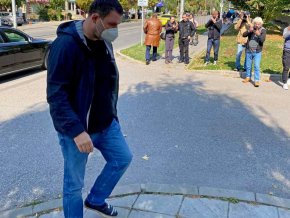 По отношение на третото лице в списъка "Магнитски" - намиращият се в Дубай Васил Божков, разследванията продължат, добави Маджарова