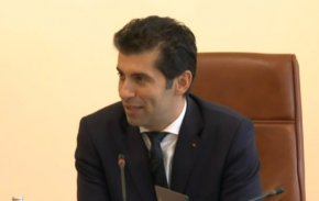 Правителството ще приеме и новата програма за компенсация на бизнеса заради цената на тока, считано от 1 юли до 30 септември. За крайните потребители ще бъде осигурен таван от 250 лв.