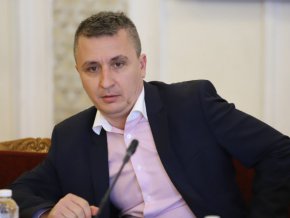 Преди началото на заседанието Николов прекрати меморандума