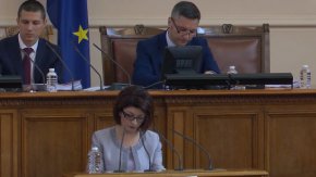 По думите ѝ последният един час от работата на Народното събрание трябва да бъде посветен на заключителни обръщения, декларация от името на парламентарните групи, които пряко да се предават по обществените медии – БНТ и БНР.