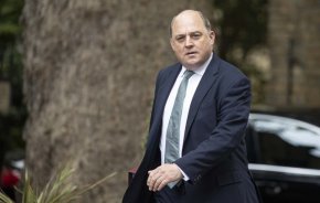 Държавният секретар по отбраната Бен Уолъс напуска Даунинг стрийт след участието си в седмичното заседание на кабинета в Лондон, Англия, 12 юли. (Rasid Necati Aslim/Anadolu Agency/Getty Images)