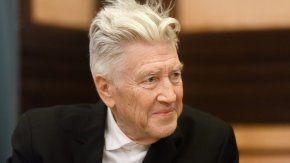 
Вован и Лексус, представяйки се за Зеленский, питат режисьора дали смята, че трябва да се проведат директни разговори с Путин с цел постигане на мир, на което Линч категорично отговаря "Да!", като подчертава, че има редица начини за това, като например обикновен телефонен разговор или виртуална вечеря с няколко бири