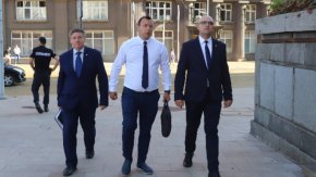 
"С тази нагласа винаги се явяваме на избори - да станем първа политическа сила - и това ще се случи. До момента няма с кого да се коалира ПП "Възраждане", неведнъж сме го заявявали. Ние ще управляваме самостоятелно България." 