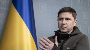 
Подоляк заяви, че обясненията на Москва за експлозиите в склада за боеприпаси в кримското село Майское, както и за взривовете във военновъздушна база в Крим миналия вторник, показват, че руските военни са изпратили "необучен" персонал на някои места.