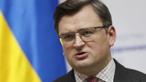 
Генералният директор на Международната агенция за атомна енергия (МААЕ) Рафаел Гроси "е готов да ръководи делегация на МААЕ в атомната електроцентрала в Запорожие", заяви Кулеба в Туитър