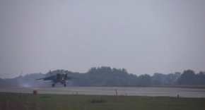 
"На летището в Чкаловск ще бъде организирано денонощно бойно дежурство от самолети МиГ-31И с хиперзвукова авиационна система "Кинжал"," добавиха от Министерството на отбраната.
