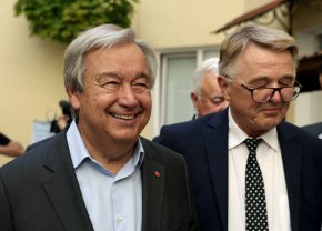 Генералният секретар на ООН Антониу Гутериш (вляво) и ректорът на университета Володимир Мелник посещават Лвовския държавен университет в западния украински град в четвъртък. (Димитър Дилкоф/AFP/Getty Images)