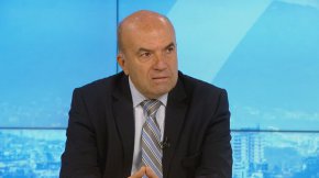 "Посолствата организират определени дейности, които са свързани с поддържане на връзка с активистите сред българската общност, поддържане на контакти с местни власти, които трябва да съдействат. Така че ние се готвим перманентно за някакъв вид избори", посочи министър Милков.
