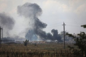 Дим се издига над мястото на експлозията в склад за боеприпаси на руската армия край село Майское, Крим, вторник, 16 август 2022 г. | AP Photo