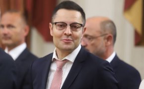 Тук трябва да се работи на изцяло пазарен принцип, парите да стигат до бъдещите шампиони на страната, а не до алтернативни източници", каза министър Пулев, който отказа да даде подробности, докато не приключи проверката.