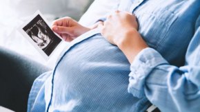 Увеличават се и цените на клиничните пътеки за лечение в интензивно отделение на пациенти с Covid-19, като цената на КП 3 от 550 лв. става 700 лв. на ден за пациенти с коронавирус, а КП 4 - от 250 на 300 лв. на ден“, посочи още  проф. Салчев.
