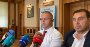 „Военно-промишленият комплекс се нуждае от спокойствие, за да работи, защото имаме чувствителни крайни клиенти", посочиха още той.