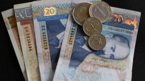 Важно е родителите да се сдобият с бележка, че детето е записано в осми или в първи клас, която да предоставят, за да бъде извършено плащането по-бързо.