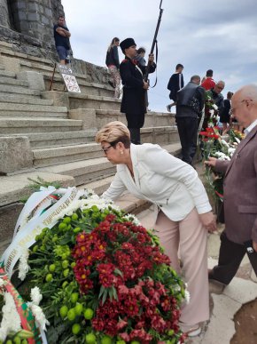 Заедно с руския посланик до Паметника на свободата се качиха и от българския мото клуб „Нощни вълци”.

