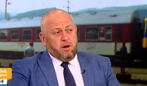 По негови данни от началото на годината са отменени 5700 пътнически и бързи влакове, което означава, че 10 дни в държавата не е имало никакво влаково движение