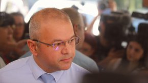 Той отбеляза, че до края на седмицата всички компании трябва да бъдат със сменени бордове, те да бъдат вписани легитимно и оттук нататък "няма причина, поради която да ми бъде отказван достъп до смущаващите документи, свързани с дъщерните дружества".

 