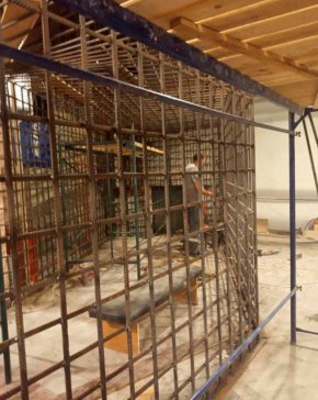 Затворнически килии, монтирани в залата на филхармонията в Мариупол, Украйна, на тази снимка, публикувана в социалните мрежи на 6 август. (Градски съвет на Мариупол/Reuters)