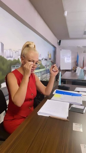 САМО 10 000 ГЛАСА СА НИ НУЖНИ, ДА УСПЕЕМ!!!", съобщи бившата фолкзвезда Луна.