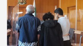 
От държавното обвинение са категорични, че предвид добрата координация между тримата, това далеч не е първият превоз, който са организирали. И тримата са се познавали от центъра за бежанци в Харманли