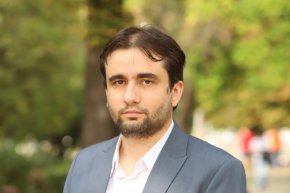 
На въпрос дали се притеснява, че „Продължаваме промяната“ ще отнемат от вота на „Демократична България“, Божидар Божанов заяви, че десният вот е твърдо позициониран към ДБ, още повече след като от ПП се позиционираха в центъра на политическия спектър