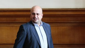  Костадинов е член и на изпълкома на Българския футболен съюз. Роден е през 1970 година в Шумен.