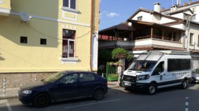 Втората група мигранти от 6 човека е заловена близо до Централна гара в самия център на столицата. От тях петима са сирийци, а един е мароканец.
