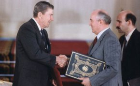 Президентът на САЩ Роналд Рейгън се ръкува със съветския лидер Михаил Горбачов след подписването на Договора за ликвидиране на ракетите със среден обсег, Вашингтон, 8 декември 1987 г. © AP / Bob Daugherty