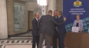 “Мафия”, извика Ангелов на излизане.
