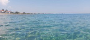 
Къщите наоколо са малко, капанчетата са през 2-3 км, но са кротки, някои дори не са на самия плаж, а отвъд пътя, но сервират на пясъка