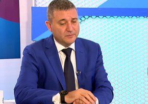 Финансистът коментира, че догодина дефицитът ще достигне 7 на сто от БВП и винаги, когато държавната сметка е на дефицит, се налага теглене на нов външен дълг, а също и че когато свърши ликвидността, политиката не помага.