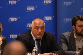 
"Три бюджета прави Асен Василев и те все не стигат, взима нови и нови кредити, които ние да плащаме. Трънчани казват: “Три пъти го режа и то все късо и късо“, заяви още Бойко Борисов.

 