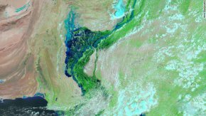 
Области от страната вече са под вода, след като от средата на юни досега най-силните валежи в историята на страната и наводненията, които причиниха смъртта на 1162 души, раниха 3554 души и засегнаха 33 милиона души, бяха описани от служители на ООН като "мусон на стероиди"