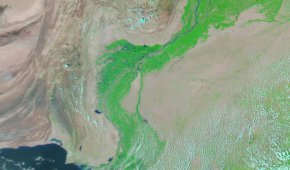 Области от страната вече са под вода, след като от средата на юни досега най-силните валежи в историята на страната и наводненията, които причиниха смъртта на 1162 души, раниха 3554 души и засегнаха 33 милиона души, бяха описани от служители на ООН като "мусон на стероиди"