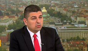 Бившият депутат коментира и руската компания „Лукойл”. „Схемата с „Лукойл” я направи ГЕРБ. „Лукойл” не плаща от години данък печалба”. По думите му компанията на практика е монополист на българския пазар. Мирчев разясни как всъщност действала схемата