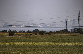 АЕЦ "Запорожие" в югоизточната част на Украйна на 30 август. Метин Акташ/Агенция "Анадолу"/Getty Images
