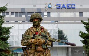 Руски войник стои на стража край контролираната от Русия атомна електроцентрала в Запорожие след пристигането на експертната мисия на Международната агенция за атомна енергия (МААЕ) в Украйна, 1 септември. (Александър Ермоченко/Reuters)
