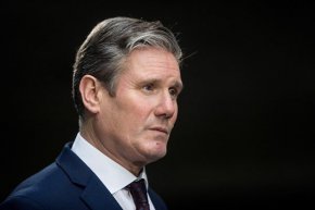 
"След 12 години управление на торите единственото, което можем да покажем, са ниските заплати, високите цени и кризата с разходите за живот на торите", каза Стармър.
