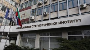 През второто тримесечие на 2022 г. произведеният БВП възлиза на 38 962 млн. лв. по текущи цени, според предварителните данни. На човек от населението се падат 5708 лв. от стойностния обем на показателя