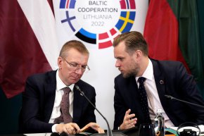 Министърът на външните работи на Латвия Едгарс Ринкевичс (вляво) и министърът на външните работи на Литва Габриелиус Ландсбергис присъстват на срещата на министрите на външните работи на Скандинавско-Балтийското сътрудничество (NB8) в Каунас, Литва, на 7 септември. (Ints Kalnins/Reuters)
