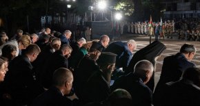 На тържествената заря-проверка в Пловдив по повод Деня на Съединението руската посланичка Елеонора Митрофанова (най-вляво с бяло сако) е застанала зад президента Румен Радев (в средата на първия ред), 6 септември 2022 г.
