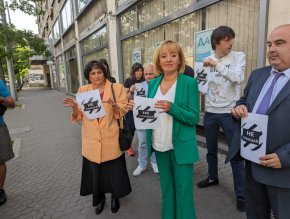„Когато водата е над 5 лв. и когато населението прогресивно обеднява, то не може да си позволи да плаща тази вода“ – каза Манолова след поредно заседание на КЕВР, в което се обсъждаше повишаване цената на водата.