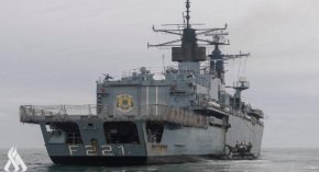 Плаваемостта на миночистача не е била нарушена в резултат на инцидента, а екипажът се е придвижил бързо, за да запълни дупката, допълниха служители.
