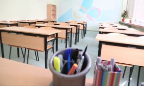До 14 октомври провеждането на родителски срещи в детските ясли и градини, в училищата и в центровете за специална образователна подкрепа трябва да се осъществява от разстояние, а при необходимост от пряка комуникация – да се спазват изискванията за физическа дистанция от 1,5 м