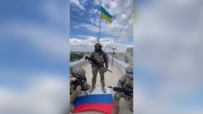 Във видеоклип, публикуван на страницата на украинския президент Владимир Зеленский във Facebook в четвъртък, 8 септември, се твърди, че неговите войници са превзели ключовия за Харков град Балаклея. (Служба на президента на Украйна)