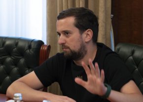 Местните власти в Дергачи, североизточно от град Харков, също съобщават за прекъсвания на електрозахранването в центъра на града и близките населени места.