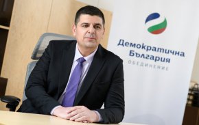 Той уточни, че не става дума за лустрация за зависимост от тоталитарните  български служби, а за офицери, които може да са били пробити от чужди разузнавания след 1990 г.